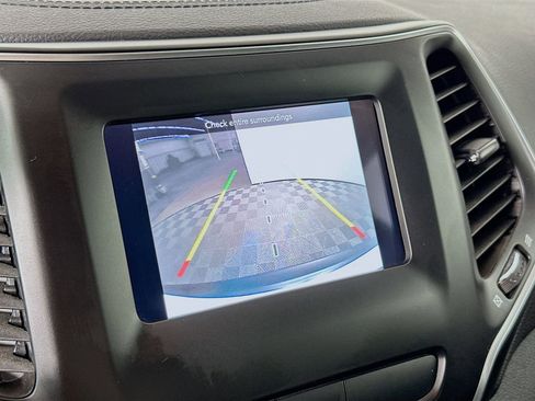 Used 2019 Jeep Cherokee Latitude Plus w/ Comfort/Convenience Group image 13