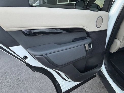 Used 2017 Land Rover Discovery SE image 35