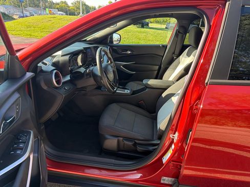 Used 2024 Chevrolet Trax RS w/ Sunroof Package FWD image 13