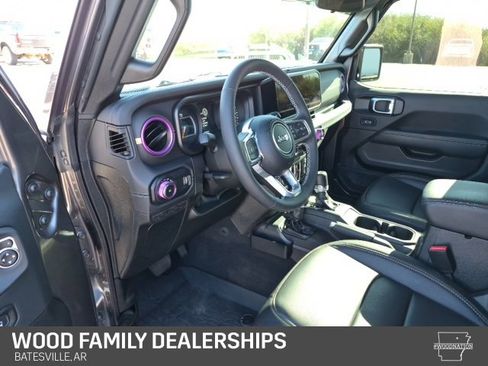 Used 2025 Jeep Wrangler Sahara image 13