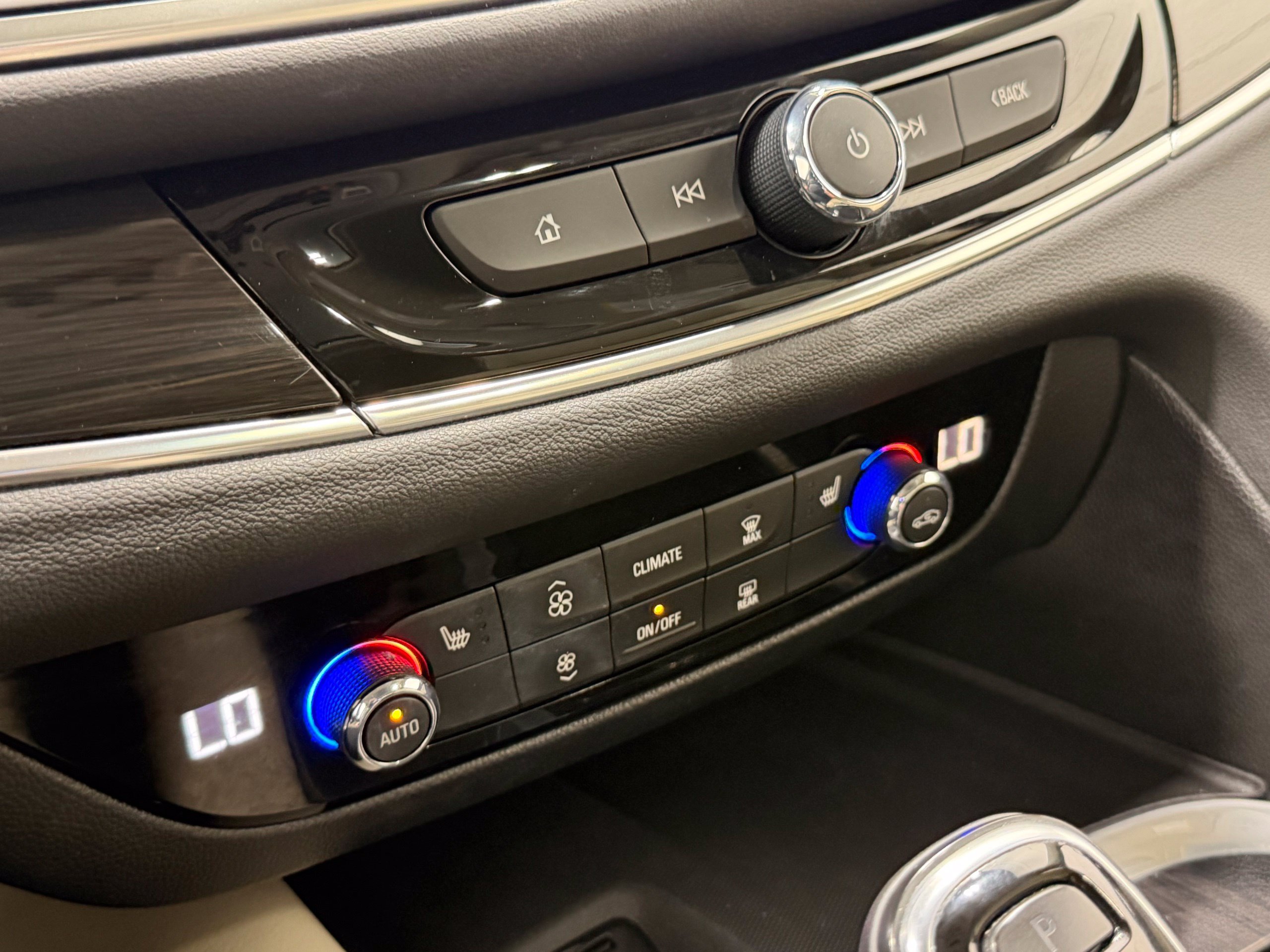 Used 2020 Buick Enclave Essence w/ Sound and Sites Package AWD/4WD image 52