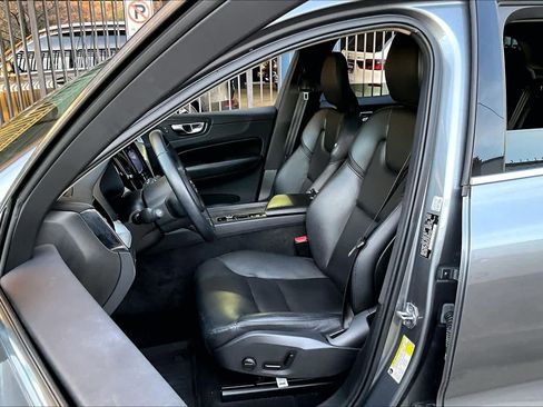 Used 2019 Volvo XC60 T6 Momentum w/ Premium Package image 7