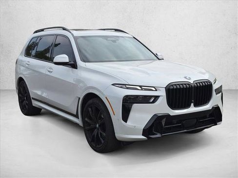 Used 2025 BMW X7 xDrive40i w/ M Sport Package AWD/4WD image 3