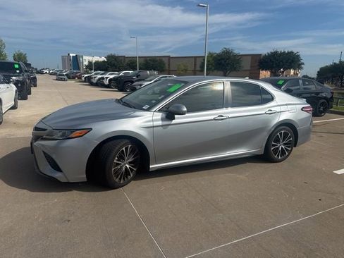 Used 2020 Toyota Camry SE FWD image 7