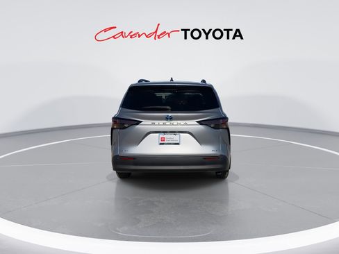 Certified 2025 Toyota Sienna XLE image 7