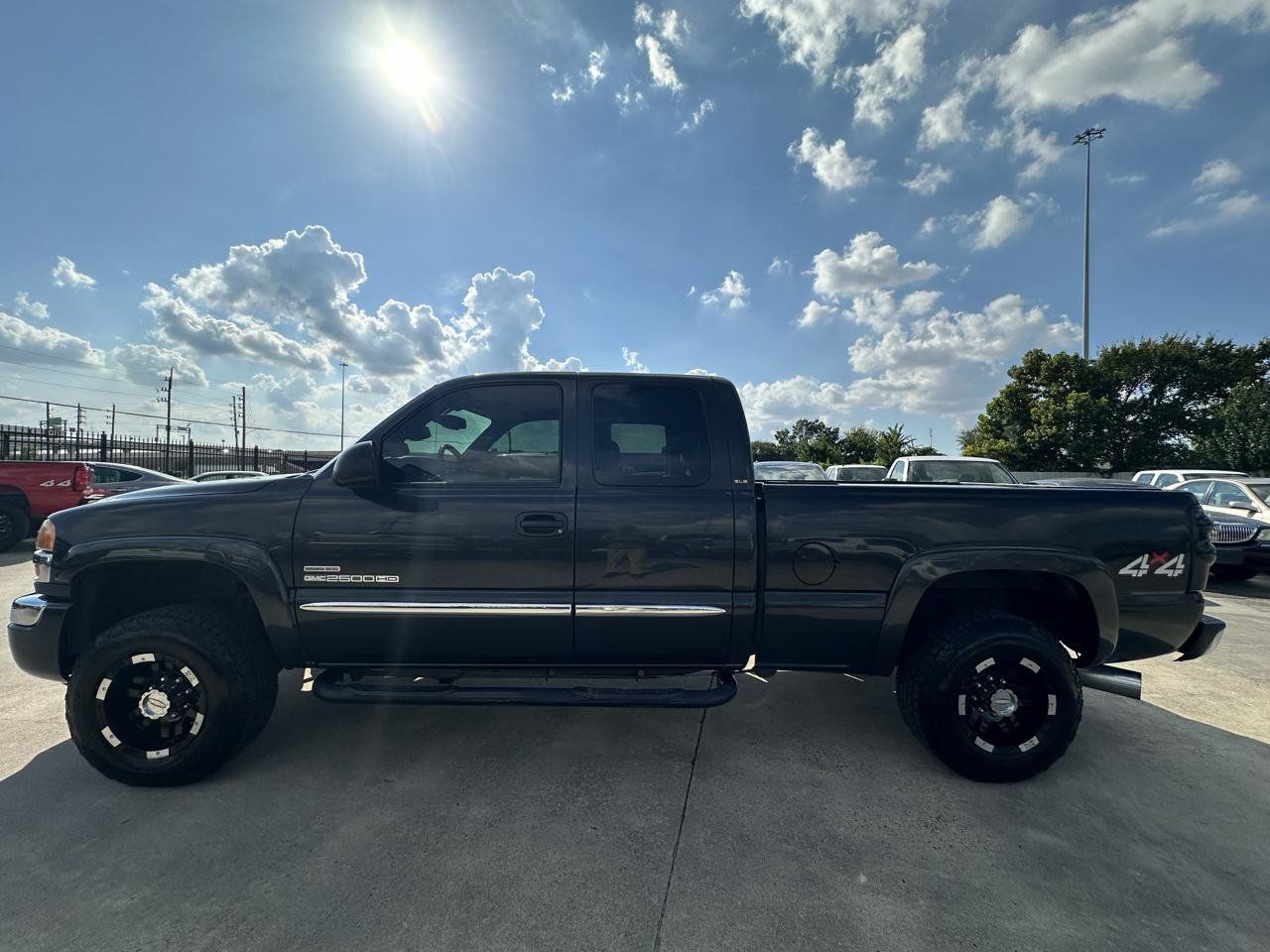 Used 2005 GMC Sierra 2500 SLE w/ Heavy-Duty Power Package AWD/4WD image 2