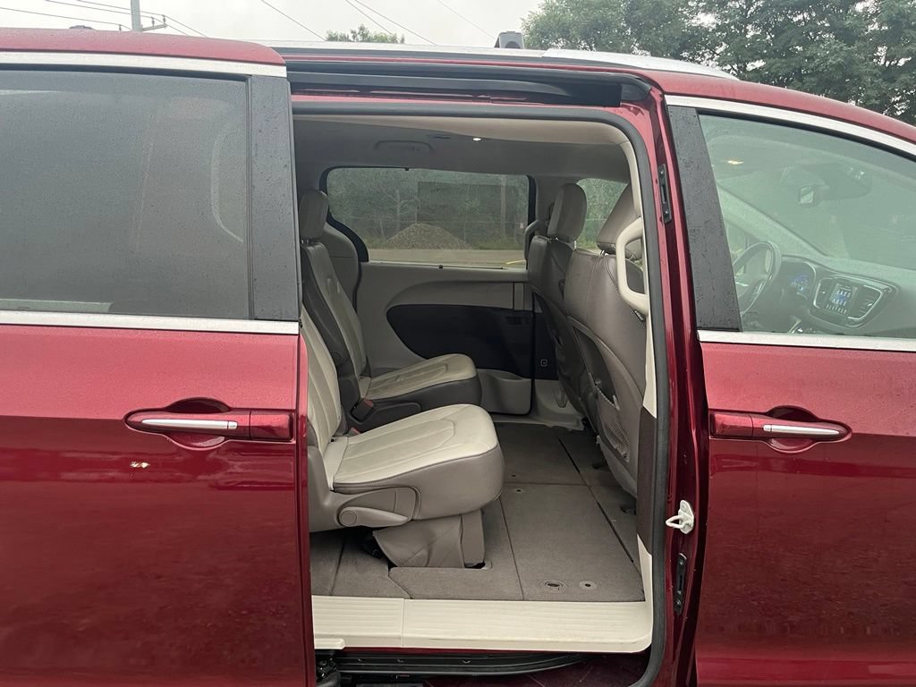 Used 2019 Chrysler Pacifica Touring-L FWD image 31