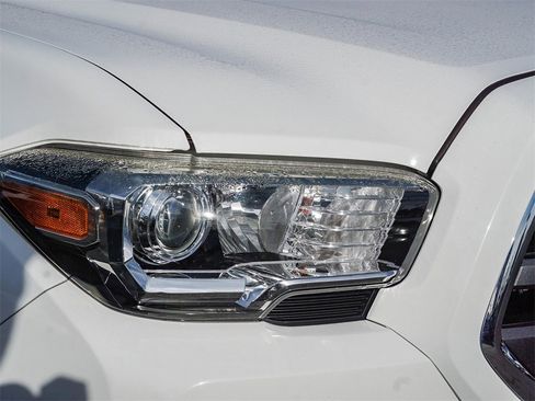 Used 2018 Toyota Tacoma SR5 w/ SR5 Appearance Package (SM) image 10