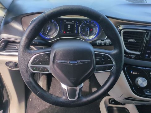 Used 2019 Chrysler Pacifica Touring Plus w/ Tire & Wheel Group image 11