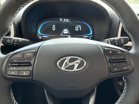 Used 2025 Hyundai Venue Limited FWD image 10