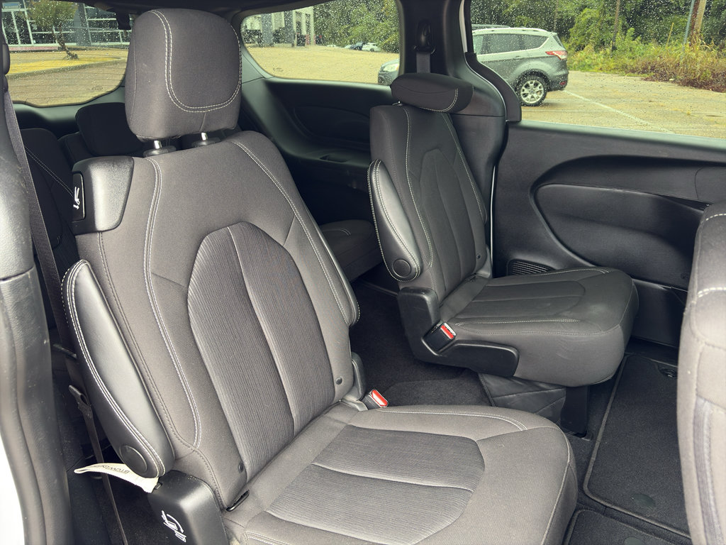 Used 2024 Chrysler Pacifica Touring FWD image 12