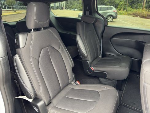 Used 2024 Chrysler Pacifica Touring FWD image 12