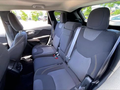 Used 2017 Jeep Cherokee Latitude w/ Safety/Convenience Group AWD/4WD image 29