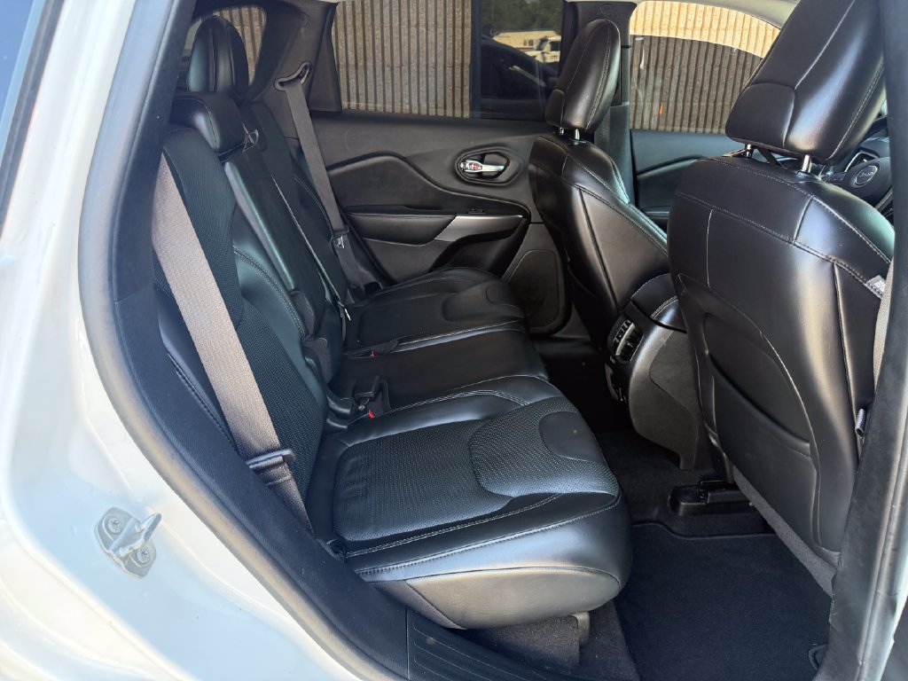 Used 2019 Jeep Cherokee Limited w/ Luxury Group AWD/4WD image 23