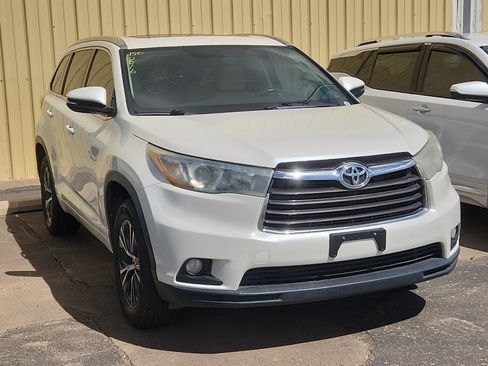 Used 2016 Toyota Highlander XLE FWD image 2