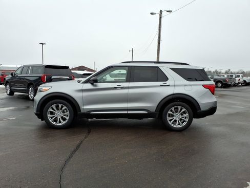 Used 2023 Ford Explorer XLT w/ Equipment Group 202A image 2
