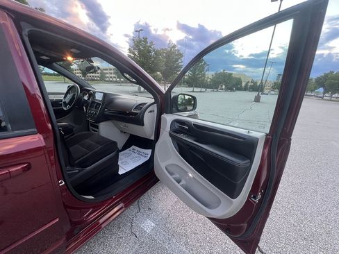 Used 2017 Dodge Grand Caravan SE FWD image 10