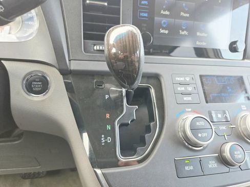 Used 2017 Toyota Sienna XLE image 14