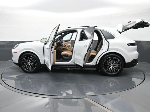 Certified 2025 Porsche Cayenne AWD/4WD image 26