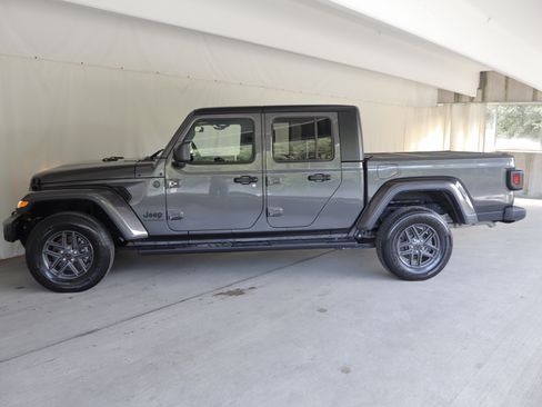 Used 2024 Jeep Gladiator Sport AWD/4WD image 21