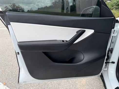 Used 2021 Tesla Model Y Performance image 10