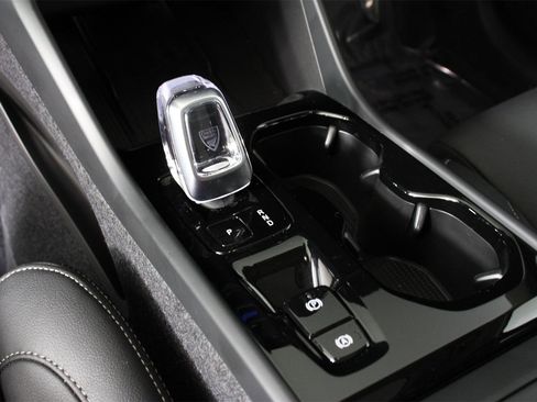 Used 2026 Volvo XC40 B5 Ultra w/ Climate Package image 15