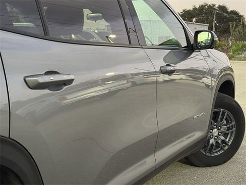 Used 2025 GMC Acadia Elevation image 9