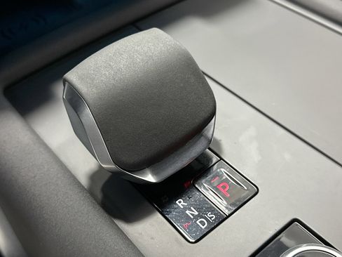 Used 2024 Land Rover Discovery Metropolitan Edition image 29