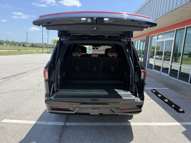 Used 2025 Lincoln Navigator Reserve AWD/4WD image 13