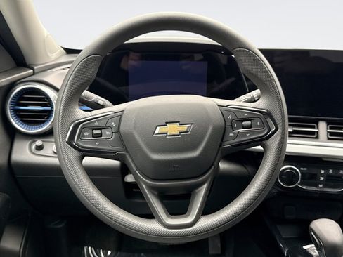 Used 2025 Chevrolet Trax LT FWD image 12