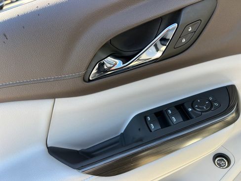 Used 2023 GMC Acadia SLT image 31