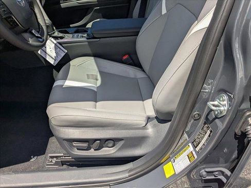 New 2025 Toyota Camry SE image 4