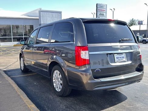 Used 2015 Chrysler Town & Country Touring w/ Driver Convenience Group image 7