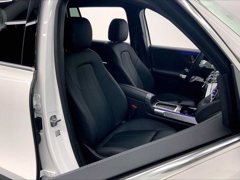 Used 2026 Mercedes-Benz GLB 250 image 2