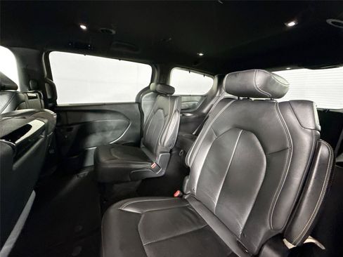 Used 2020 Chrysler Pacifica Touring-L Plus FWD image 30