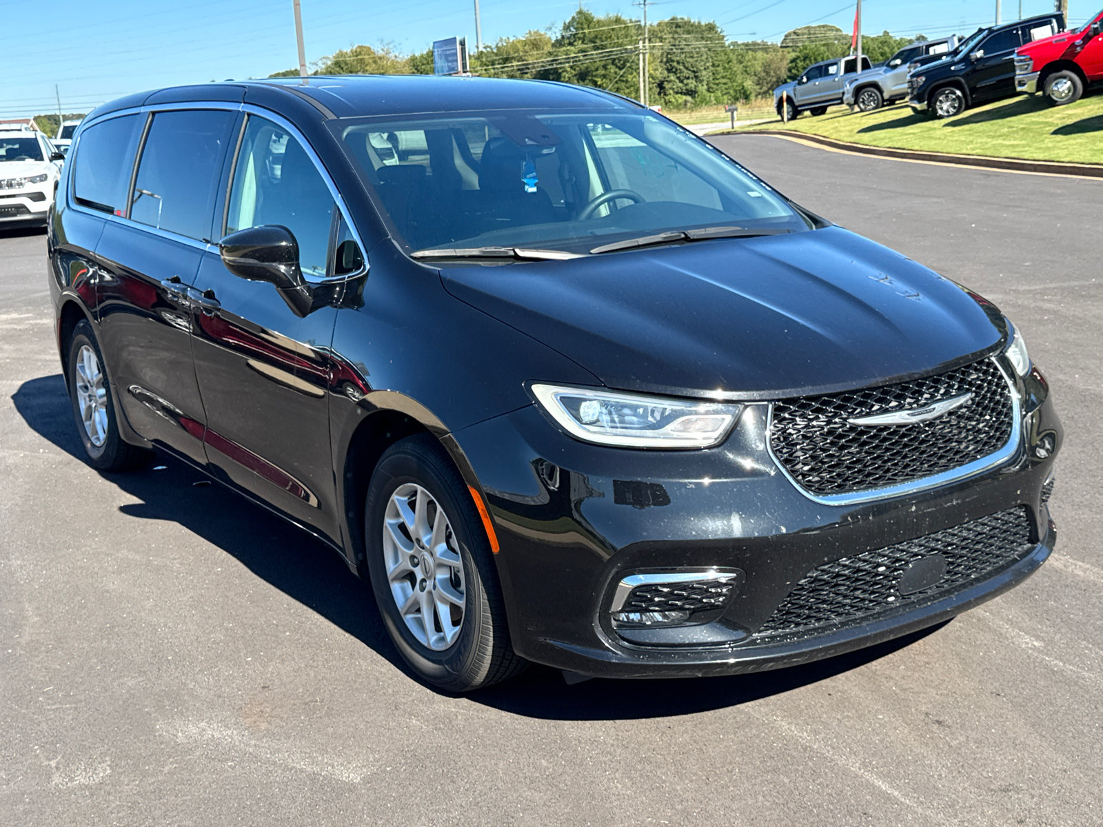 Used 2024 Chrysler Pacifica Touring-L FWD image 3
