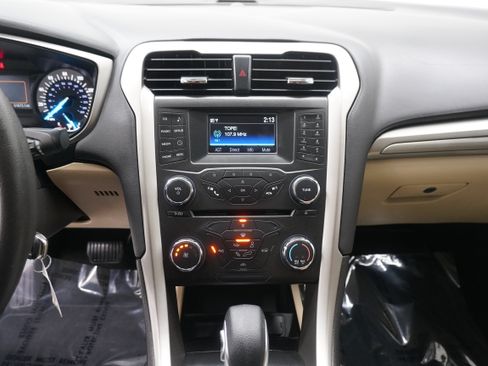 Used 2016 Ford Fusion SE FWD image 19