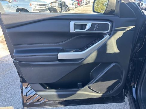 Used 2022 Ford Explorer XLT w/ Equipment Group 202A image 16