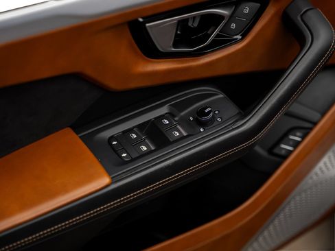 Used 2019 Lamborghini Urus AWD/4WD image 61