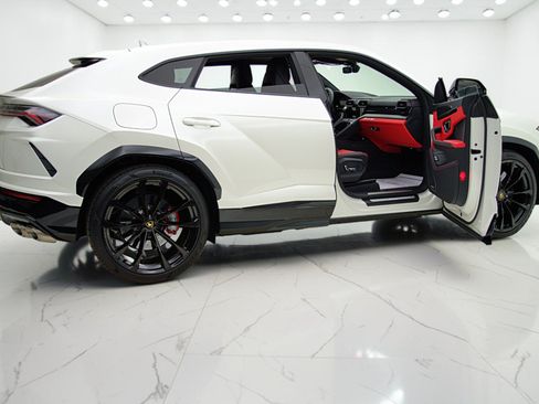 Used 2022 Lamborghini Urus AWD/4WD image 11
