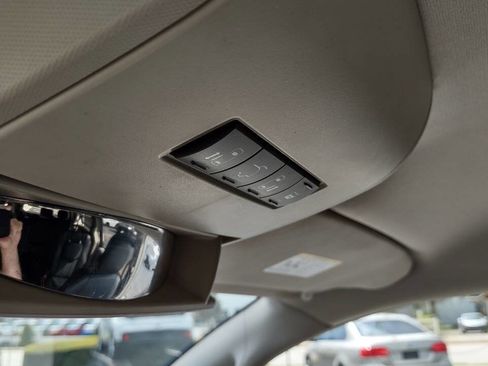 Used 2015 Chrysler Town & Country Touring w/ Driver Convenience Group image 25