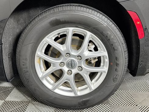 Used 2023 Chrysler Pacifica Touring FWD image 35