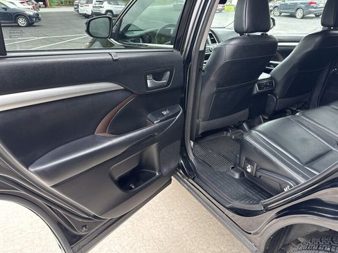 Used 2018 Toyota Highlander XLE AWD/4WD image 32