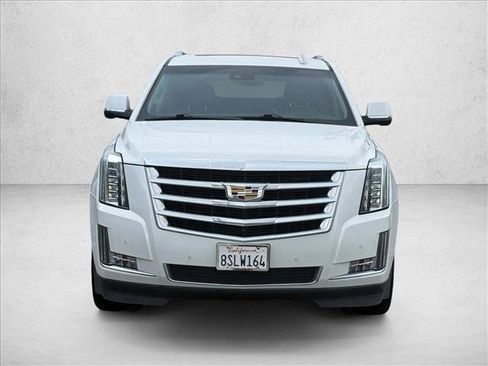 Used 2019 Cadillac Escalade ESV Luxury image 2