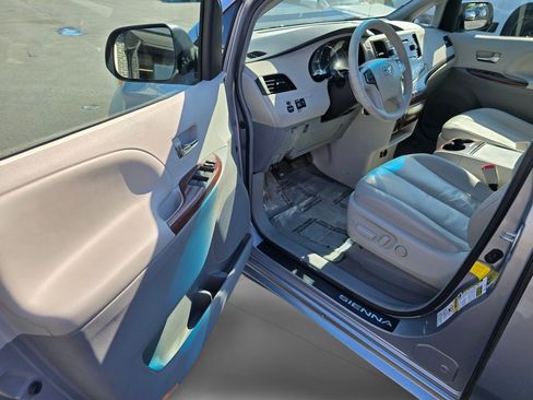 Used 2012 Toyota Sienna XLE FWD image 24