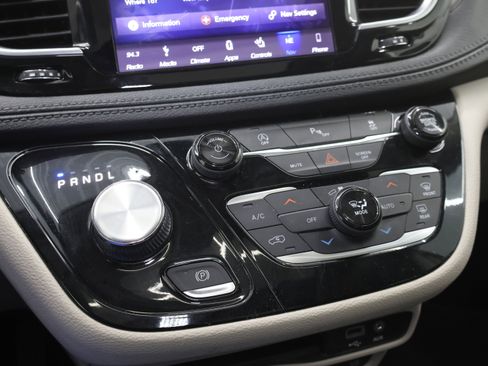 Used 2019 Chrysler Pacifica Limited w/ Tire & Wheel Group image 52