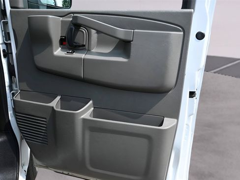 Used 2017 Chevrolet Express 3500 RWD image 15