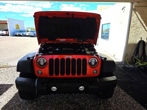 Used 2015 Jeep Wrangler Unlimited Rubicon w/ Connectivity Group image 11