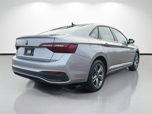 Used 2024 Volkswagen Jetta SE image 3