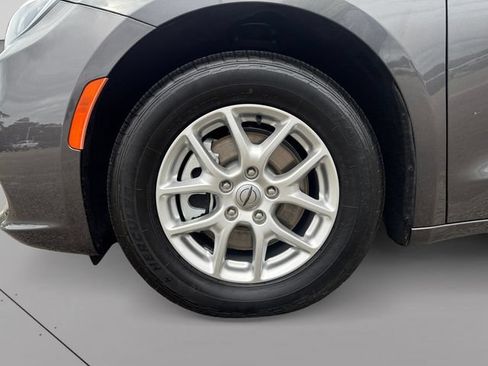 Used 2023 Chrysler Pacifica Touring-L FWD image 9